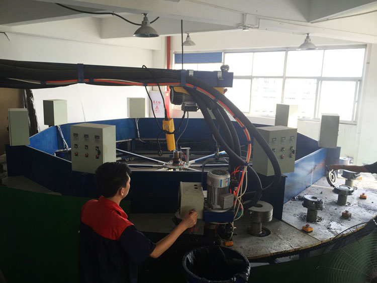 3 Solid Dekk 'SPIN-Cast Molding Machine.jpg 3 Solid Tires' SPIN-Cast Molding Machine.jpg